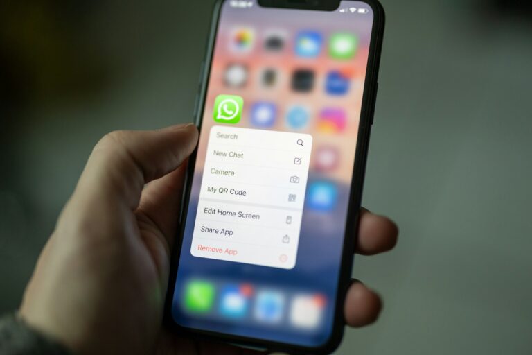 Schermata dell'app Messaggi su iPhone con iOS 27 che mostra le nuove funzioni di disegno e suggerimenti IA
