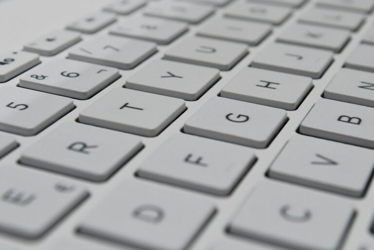tastiera di un pc Windows con tasti evidenziati per chiudere app bloccate