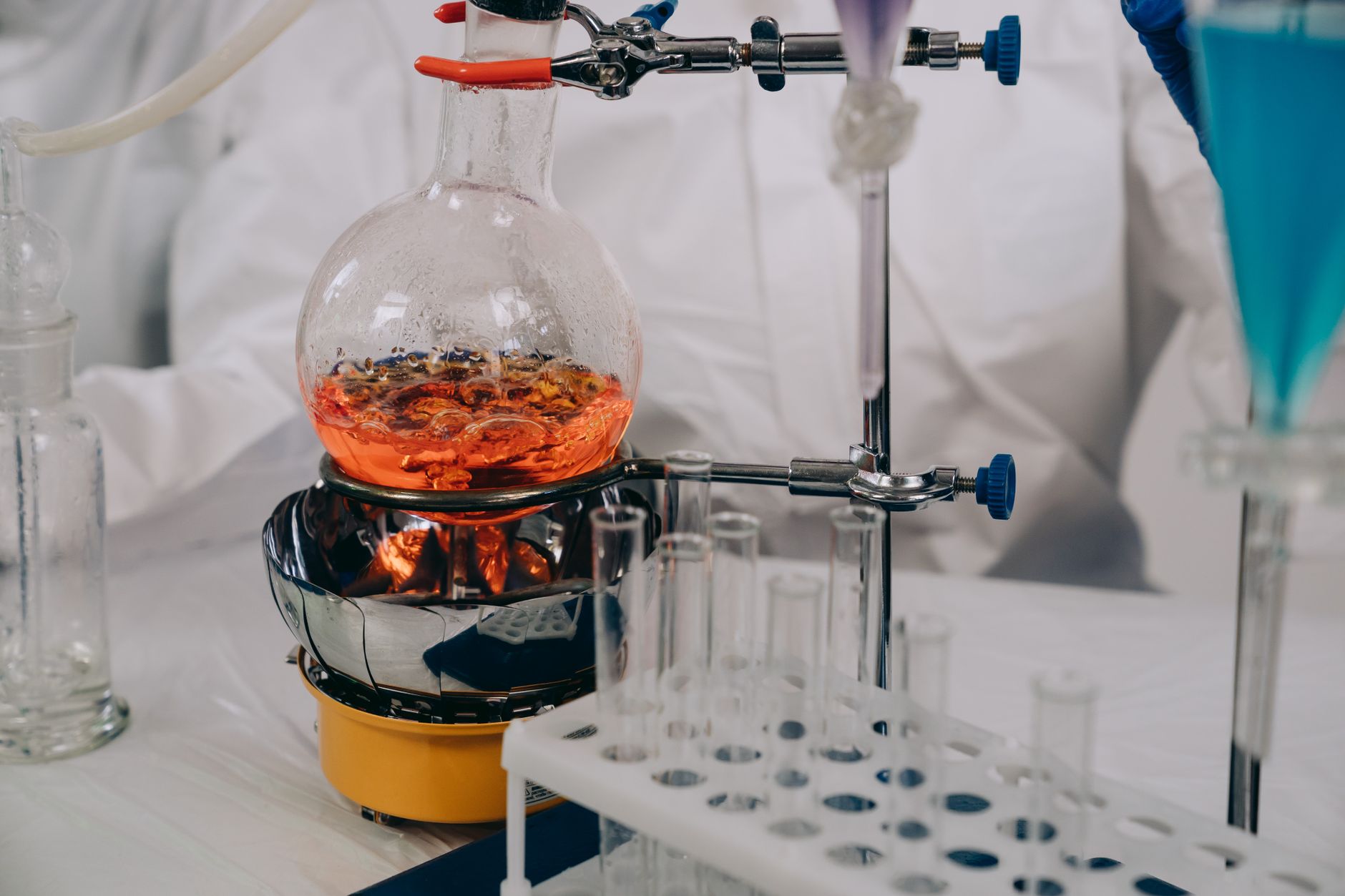 Tim Cernak in laboratorio con provette e strumenti per la conservation chemistry
