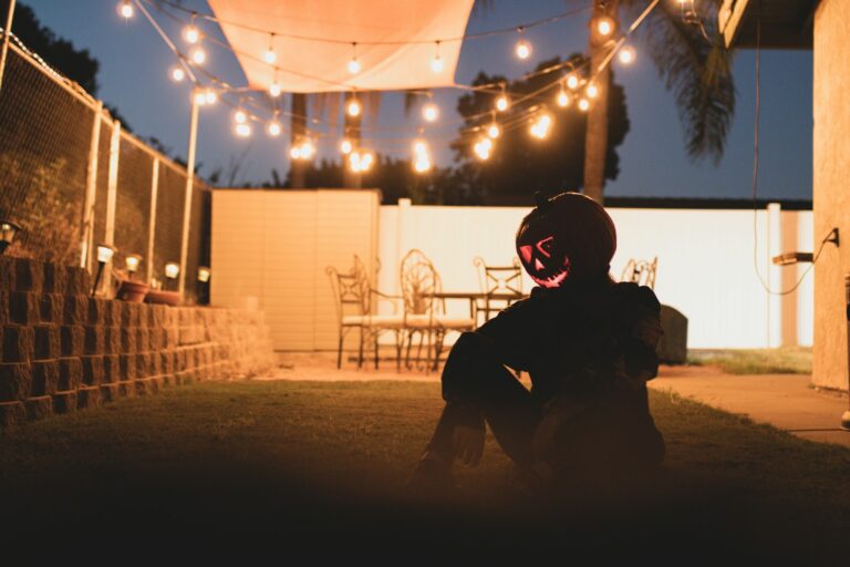 Speaker Bluetooth in un giardino per una festa estiva