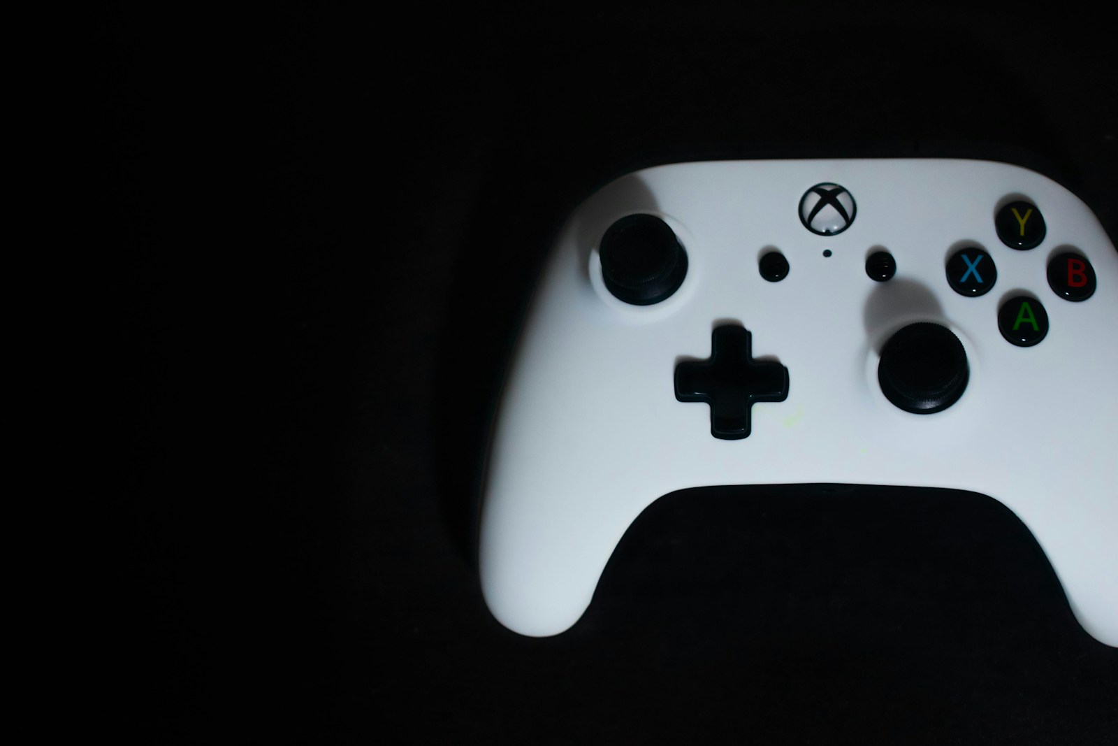 Controller da gaming su sfondo scuro, mood sparatutto militare per Black Ops 7 Classic Mode