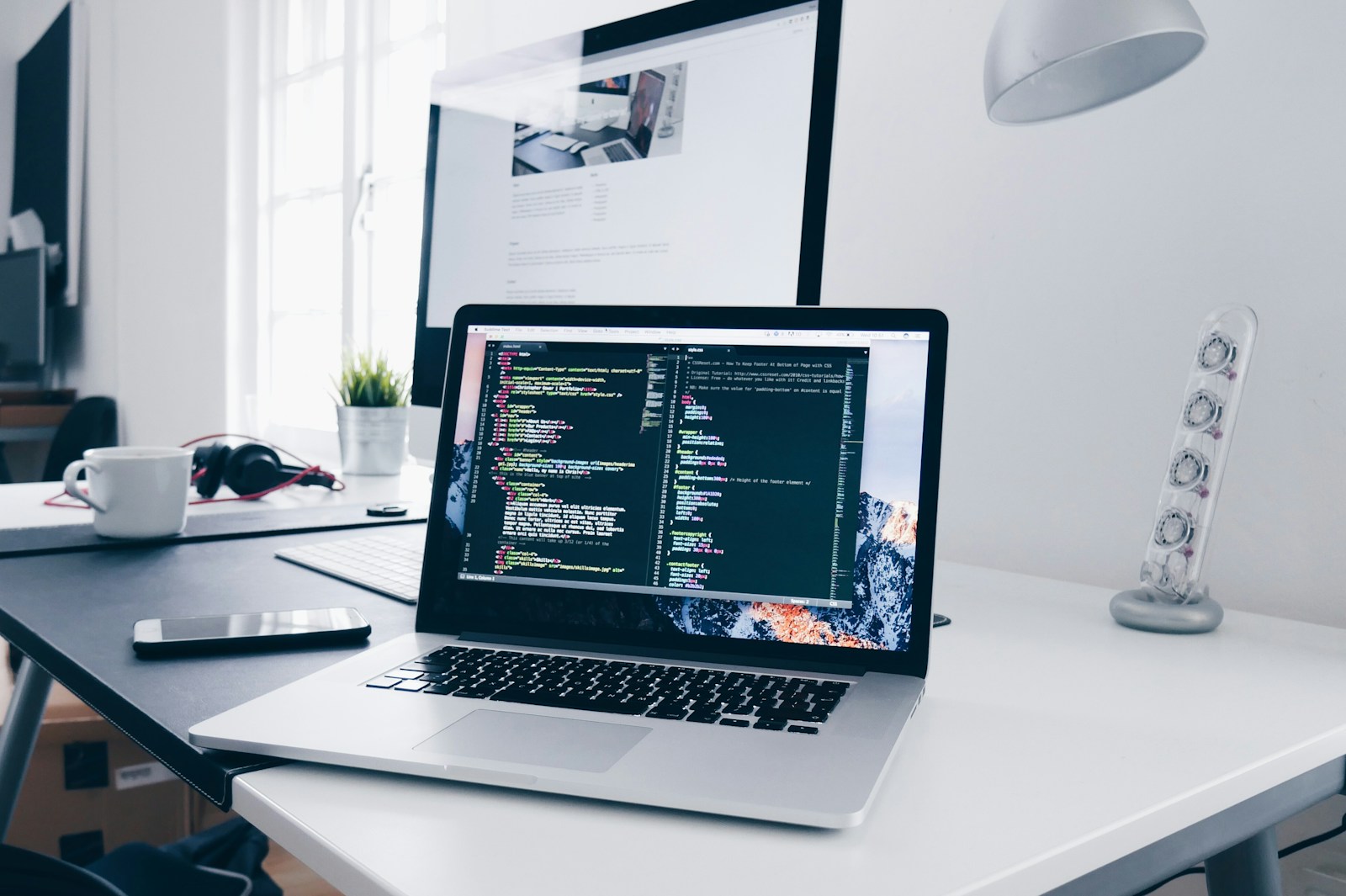 Editor di codice su schermo di laptop, rappresenta strumenti low-code e no-code AI