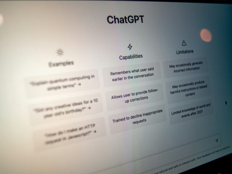 Interfaccia di un chatbot AI con schermata di supporto clienti e icone di sicurezza