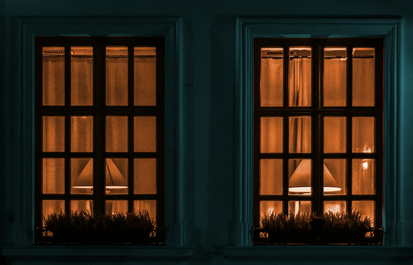 Termostato intelligente su parete di casa con finestra soleggiata