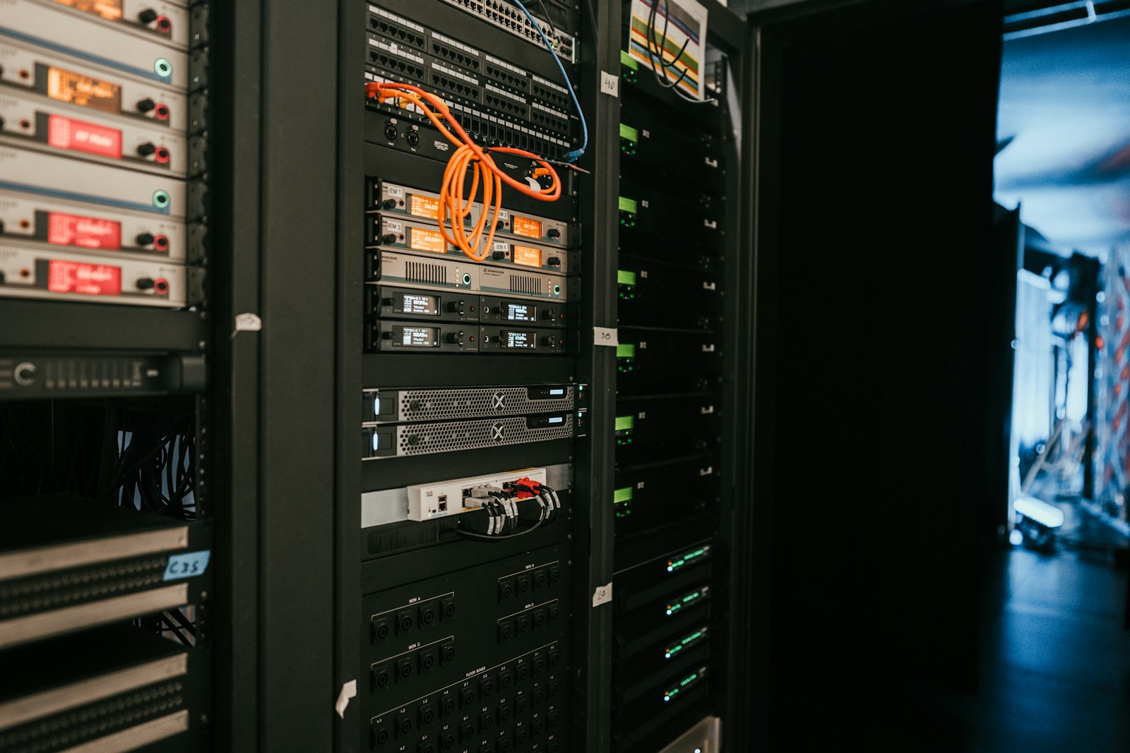 Server rack con hardware AI Anthropic Claude