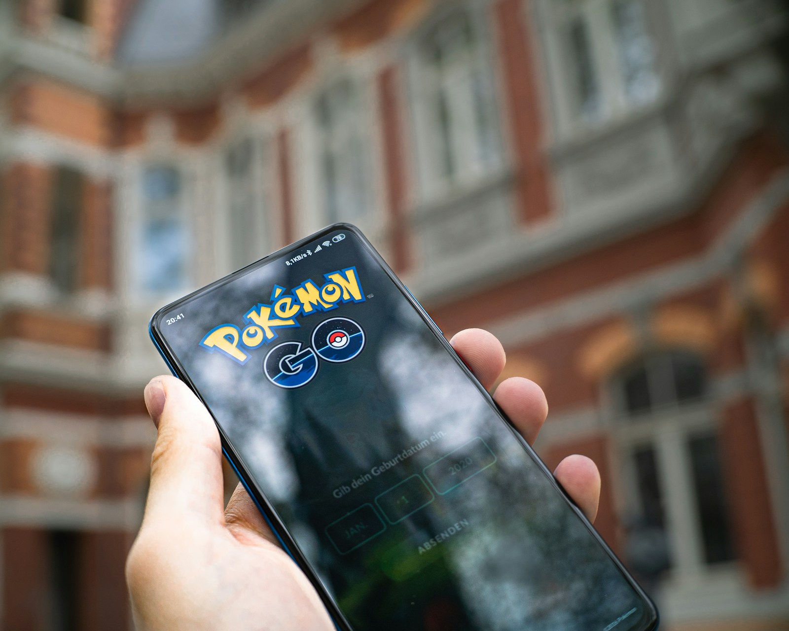 Giocatore di Pokemon Go con smartphone durante una passeggiata, mappa del gioco sullo schermo