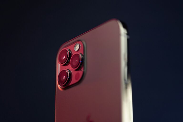 iPhone con fotocamera che inquadra un oggetto per Visual Intelligence