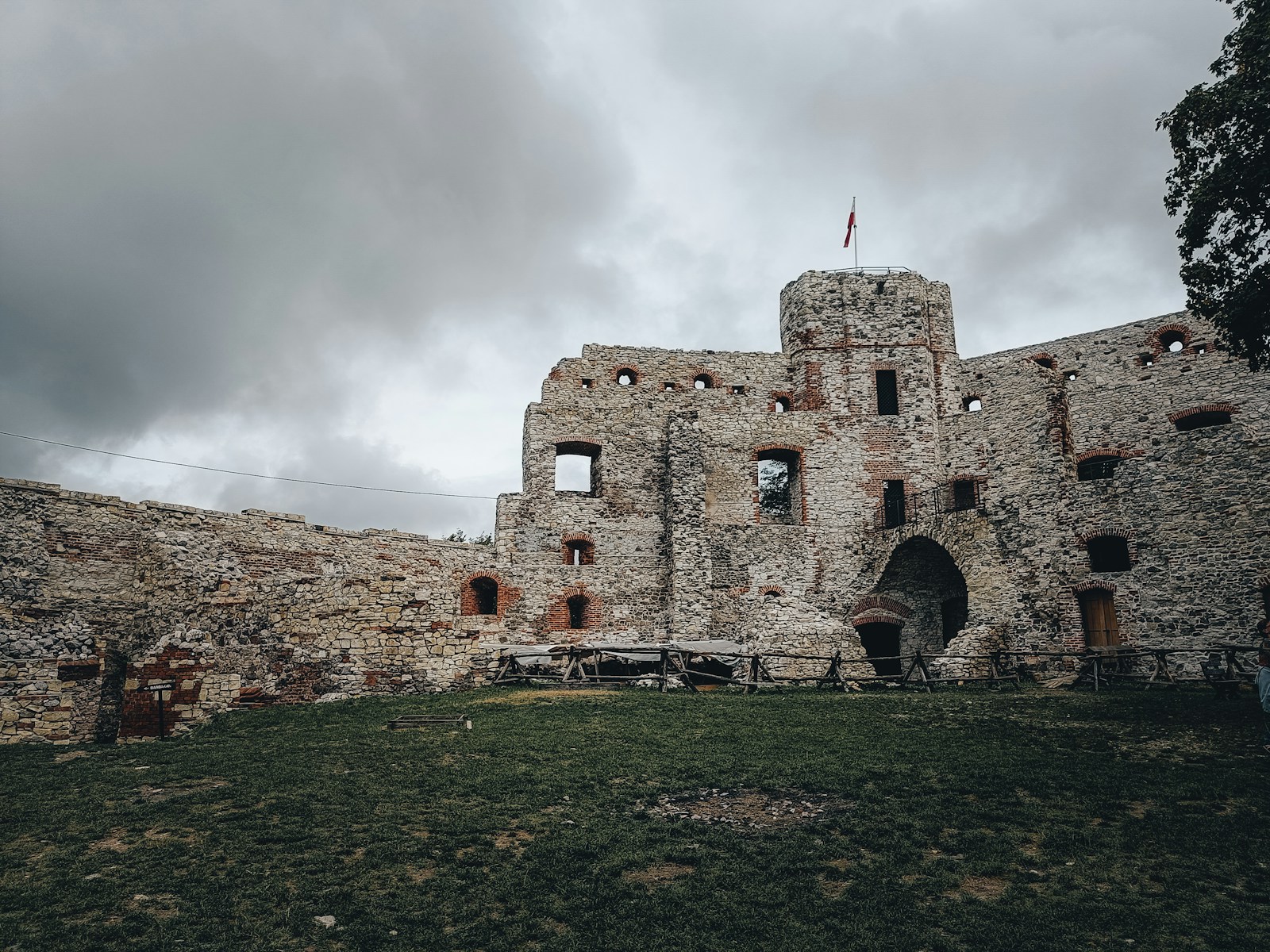 Schermata di gioco di Gothic 1 Remake con un personaggio in una foresta oscura vicino a rovine di un castello