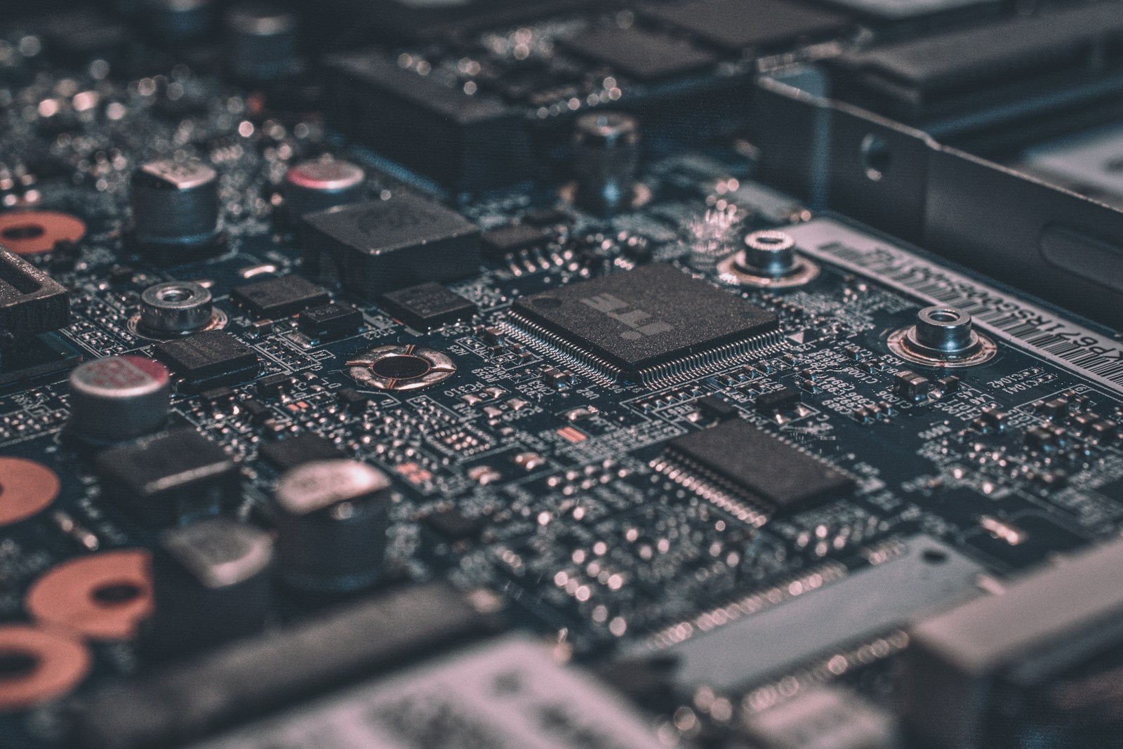 Orchestratore ibrido locale-cloud Perplexity AI con chip e nuvola digitale