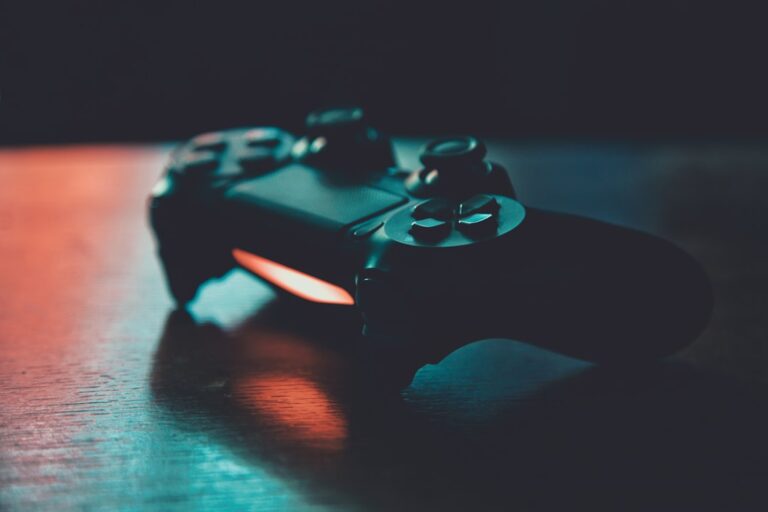Controller PlayStation su sfondo scuro con riflessi blu