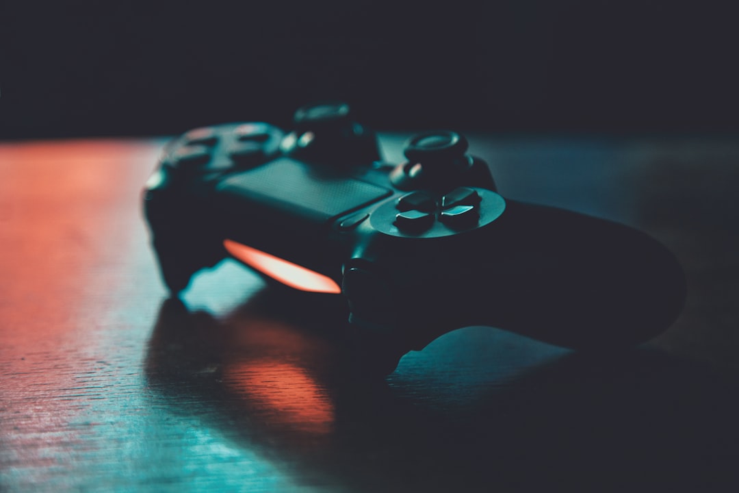 Controller PlayStation su sfondo scuro con riflessi blu