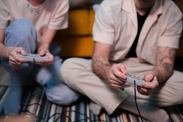 Controller per Xbox con sfondo nero e logo Bond, articolo su pubblicazione giochi James Bond da parte di Amazon