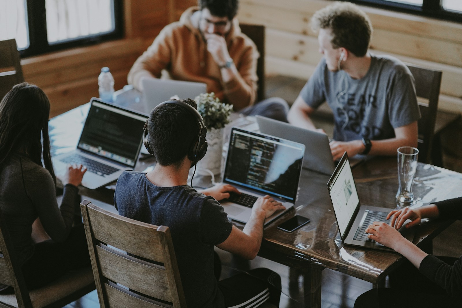 Team al lavoro con schermi digitali e agenti AI