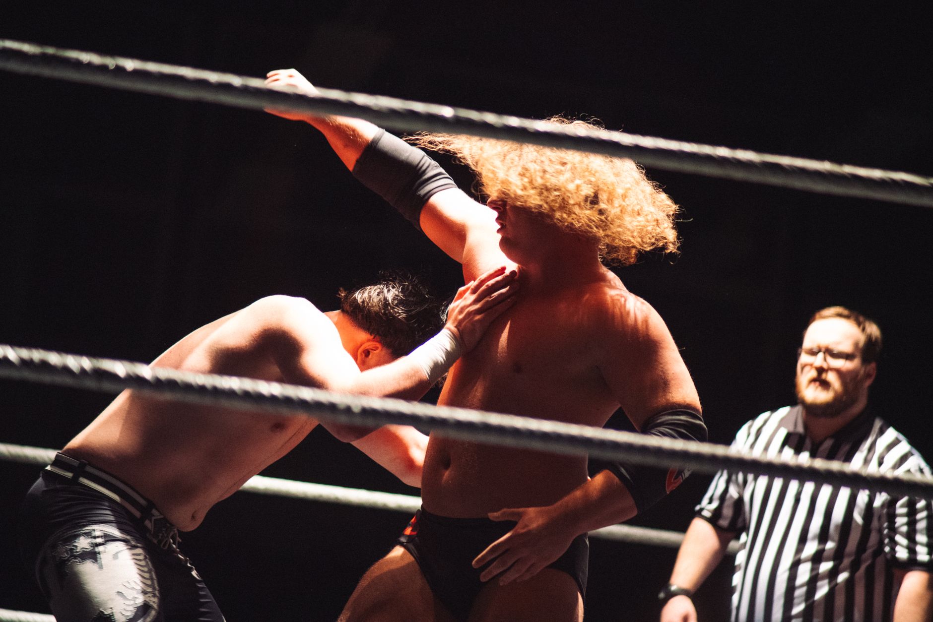 Ring di wrestling della WWE con personaggi in azione