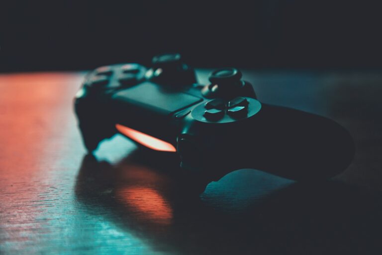 DualSense controller PlayStation 5 su sfondo scuro, gaming