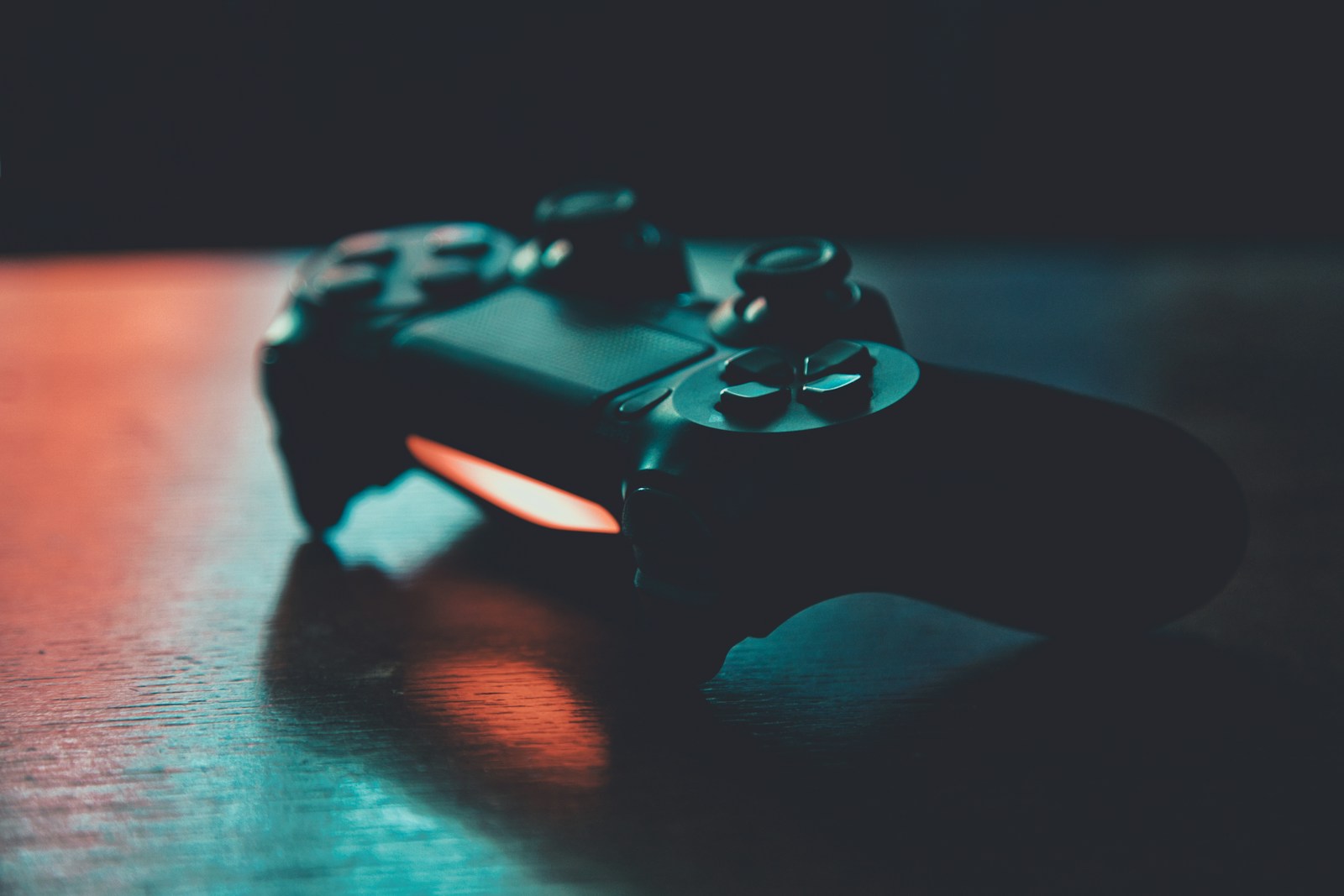 DualSense controller PlayStation 5 su sfondo scuro, gaming