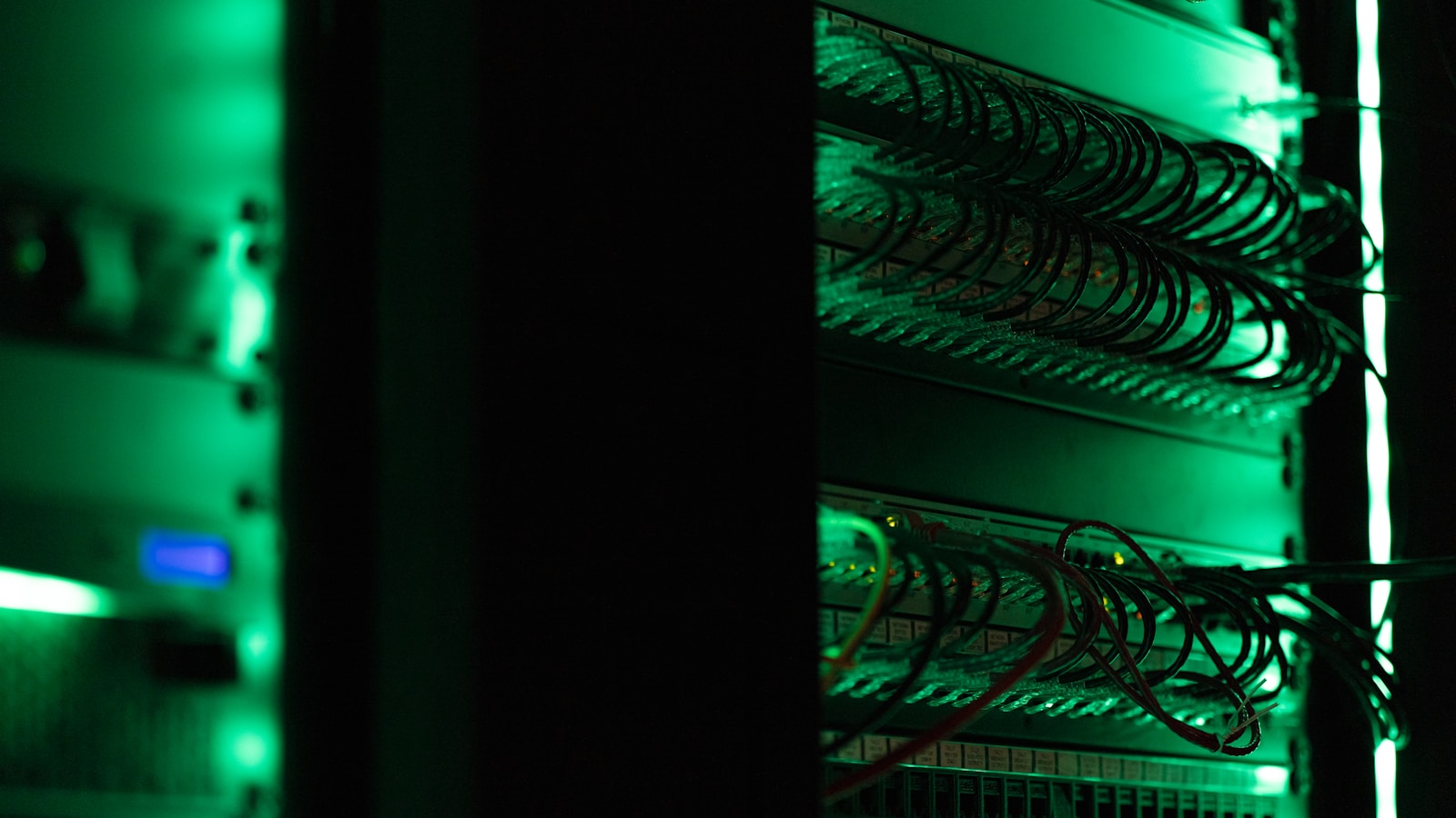 Server room con luci rosse di allarme, concetto di blast radius infinito nei sistemi LLM in produzione