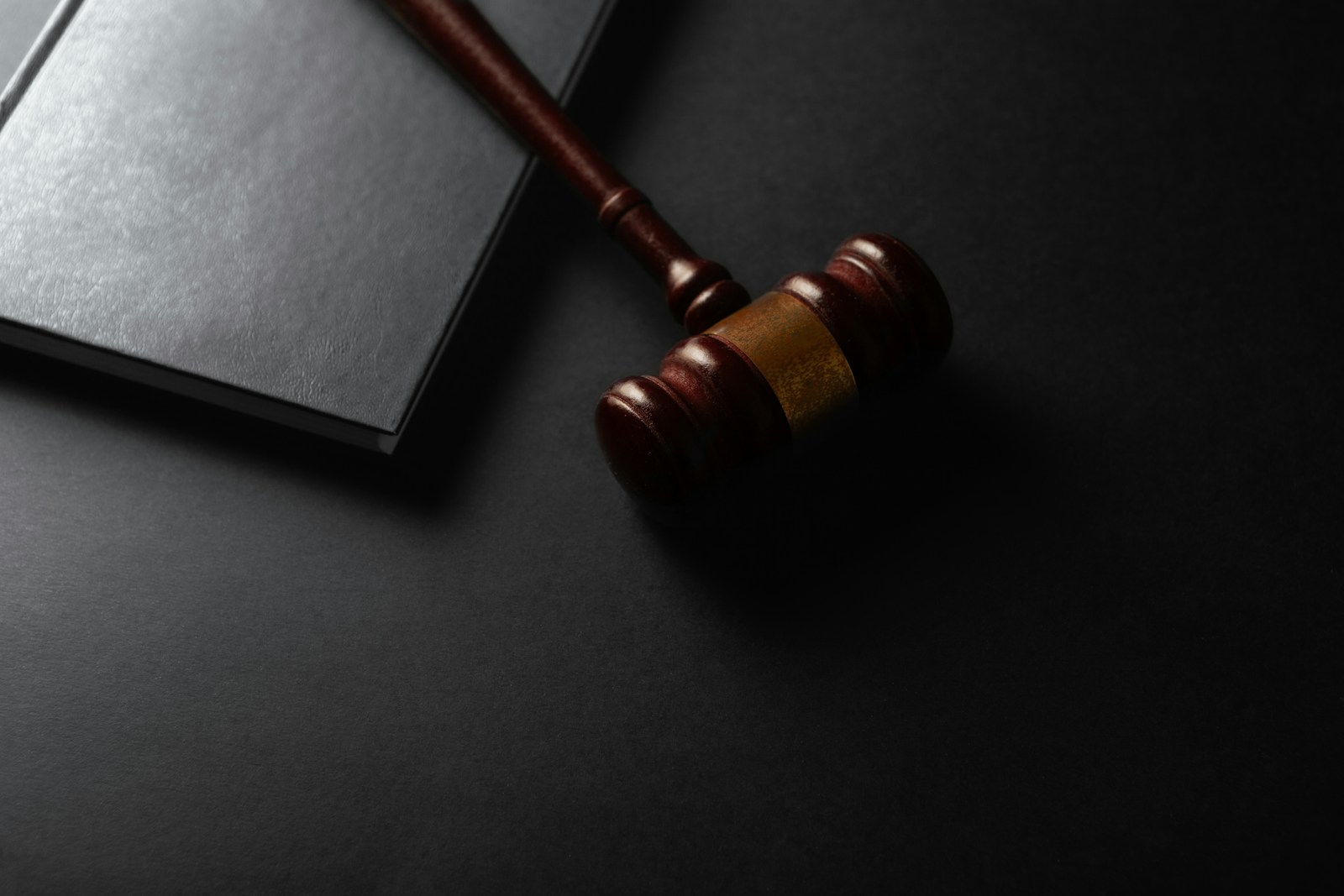 tribunale americano con martelletto e libri di legge