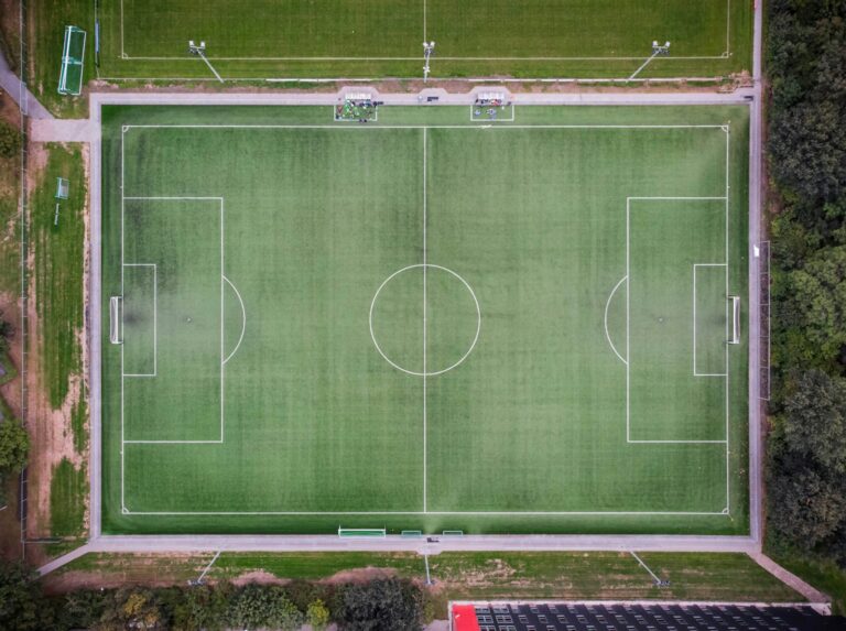 Campo da calcio visto dall'alto con giocatori in azione, data analytics calcio