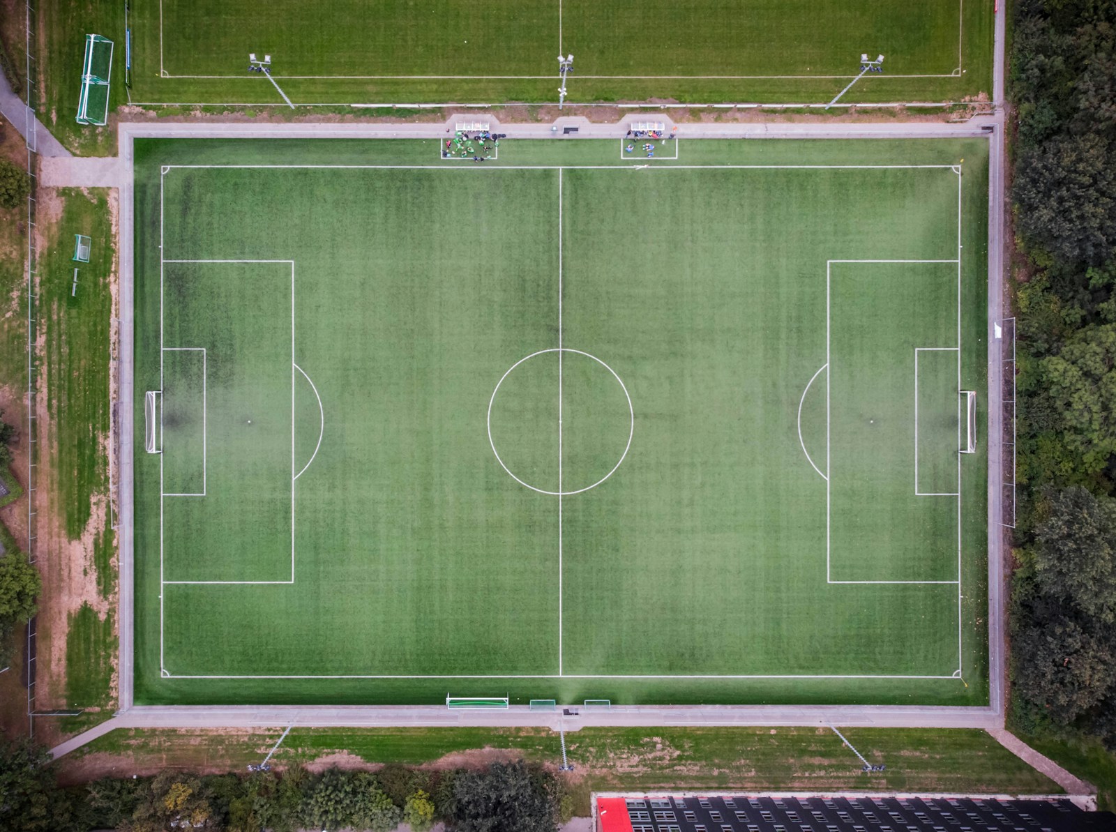 Campo da calcio visto dall'alto con giocatori in azione, data analytics calcio