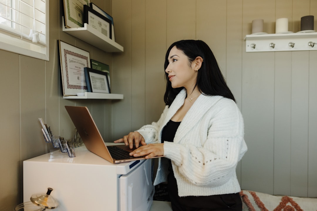 Piccolo imprenditore che usa l'AI su un laptop per gestire la sua attività