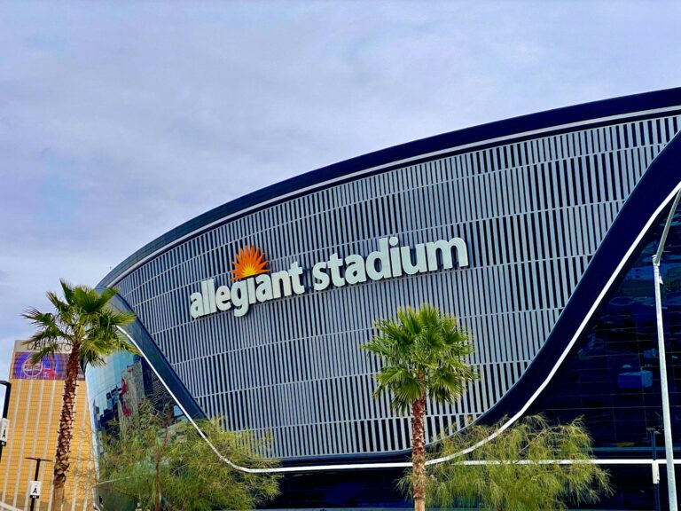 Arena delle Enhanced Games a Las Vegas con pista e piscina