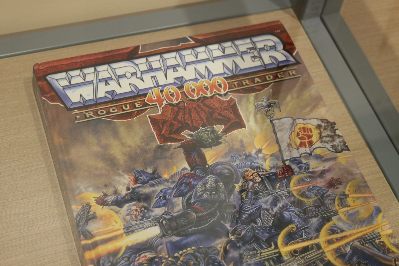 Space Marine con sei dita in artwork di Warhammer Games Workshop