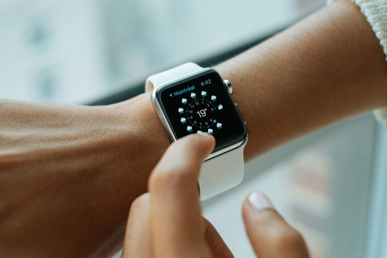 Apple Watch al polso con schermo acceso che mostra l'ora