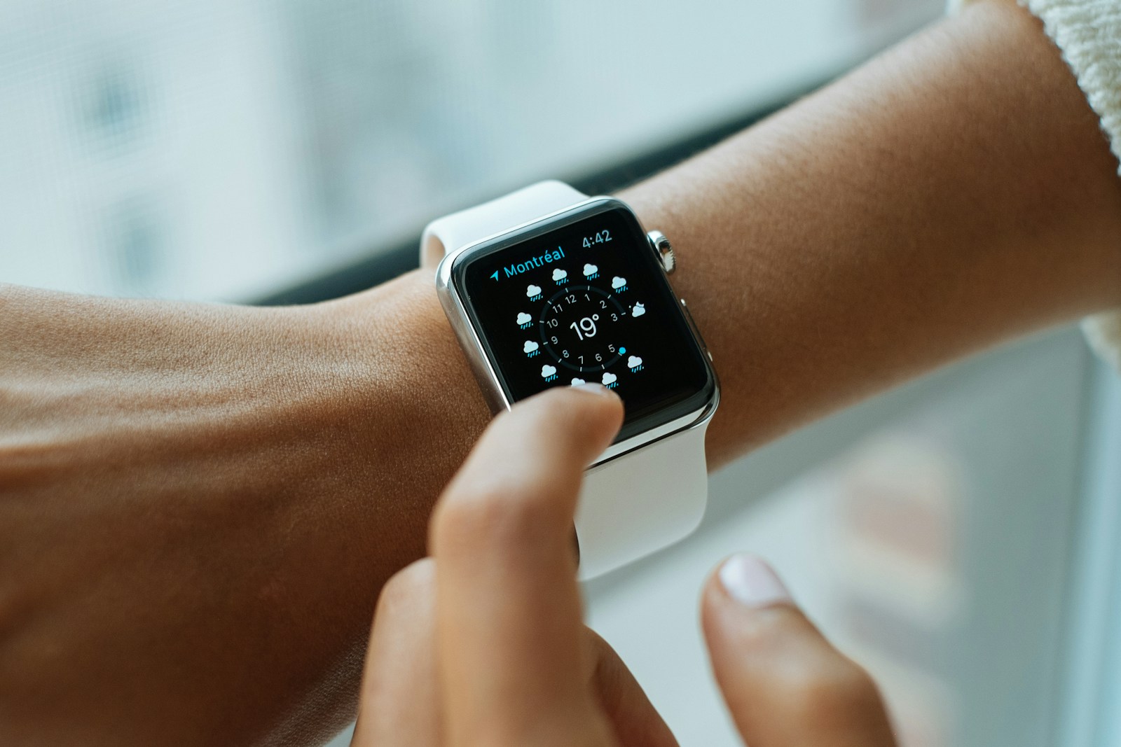 Apple Watch al polso con schermo acceso che mostra l'ora