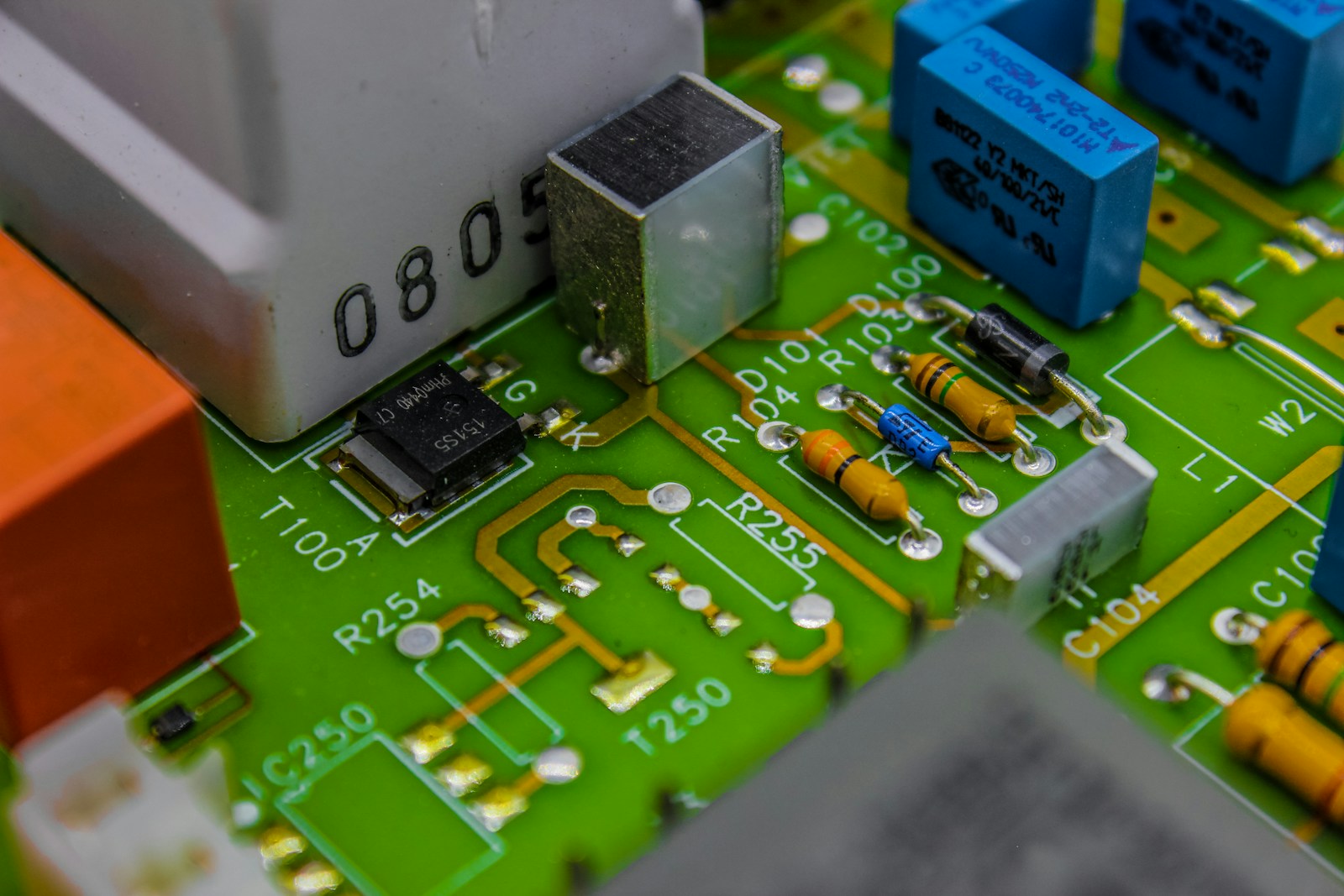 Primo piano di circuiti elettronici che rappresentano l'architettura hardware del modello di ricerca Harness-1