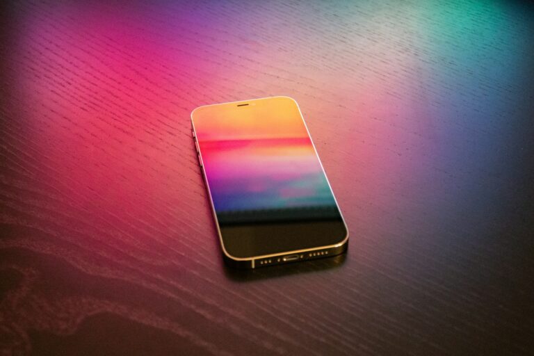 Trump Phone T1 con retro iridescente