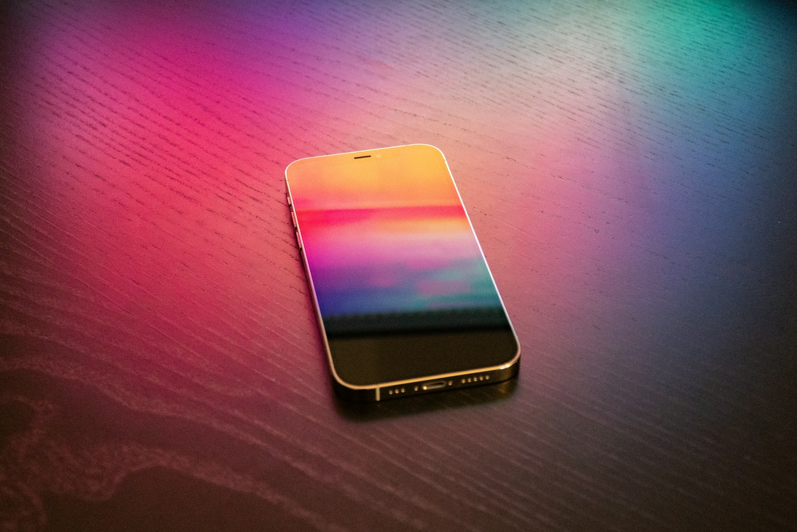 Trump Phone T1 con retro iridescente