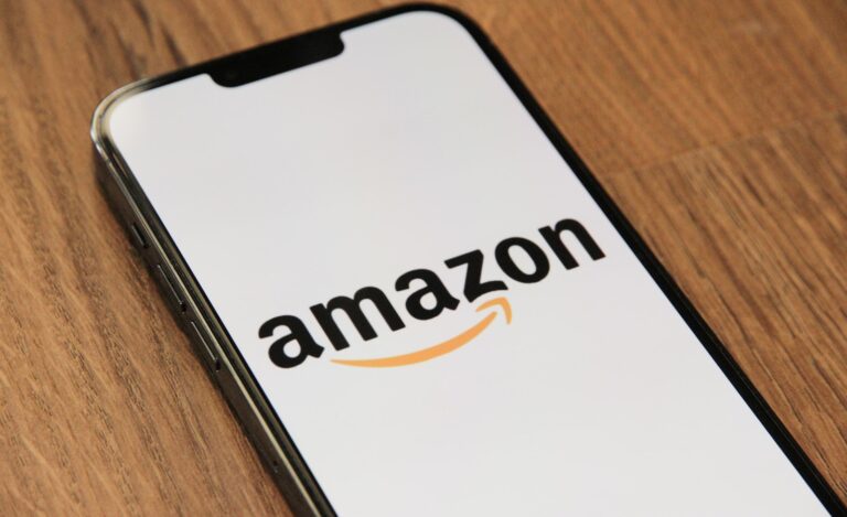 Scatole di prodotti Apple e robot aspirapolvere su sfondo scuro, simbolo delle offerte del Prime Day