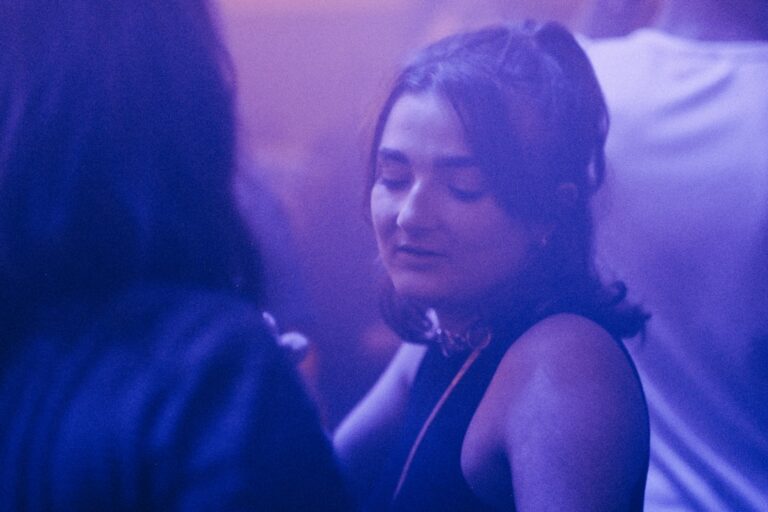 Scena dal set della serie Euphoria con Zendaya in primo piano