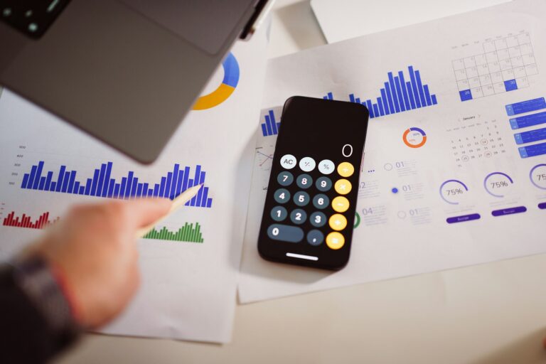Persona che usa uno smartphone per controllare il budget mensile, mal di budget