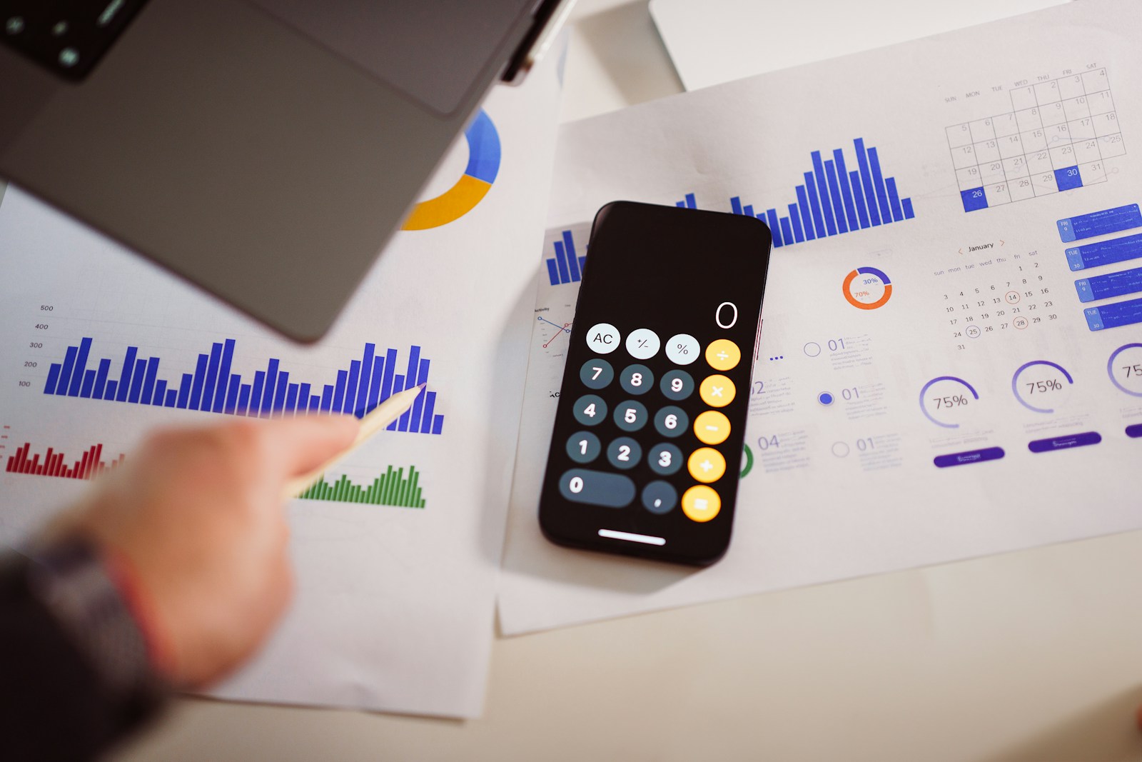 Persona che usa uno smartphone per controllare il budget mensile, mal di budget
