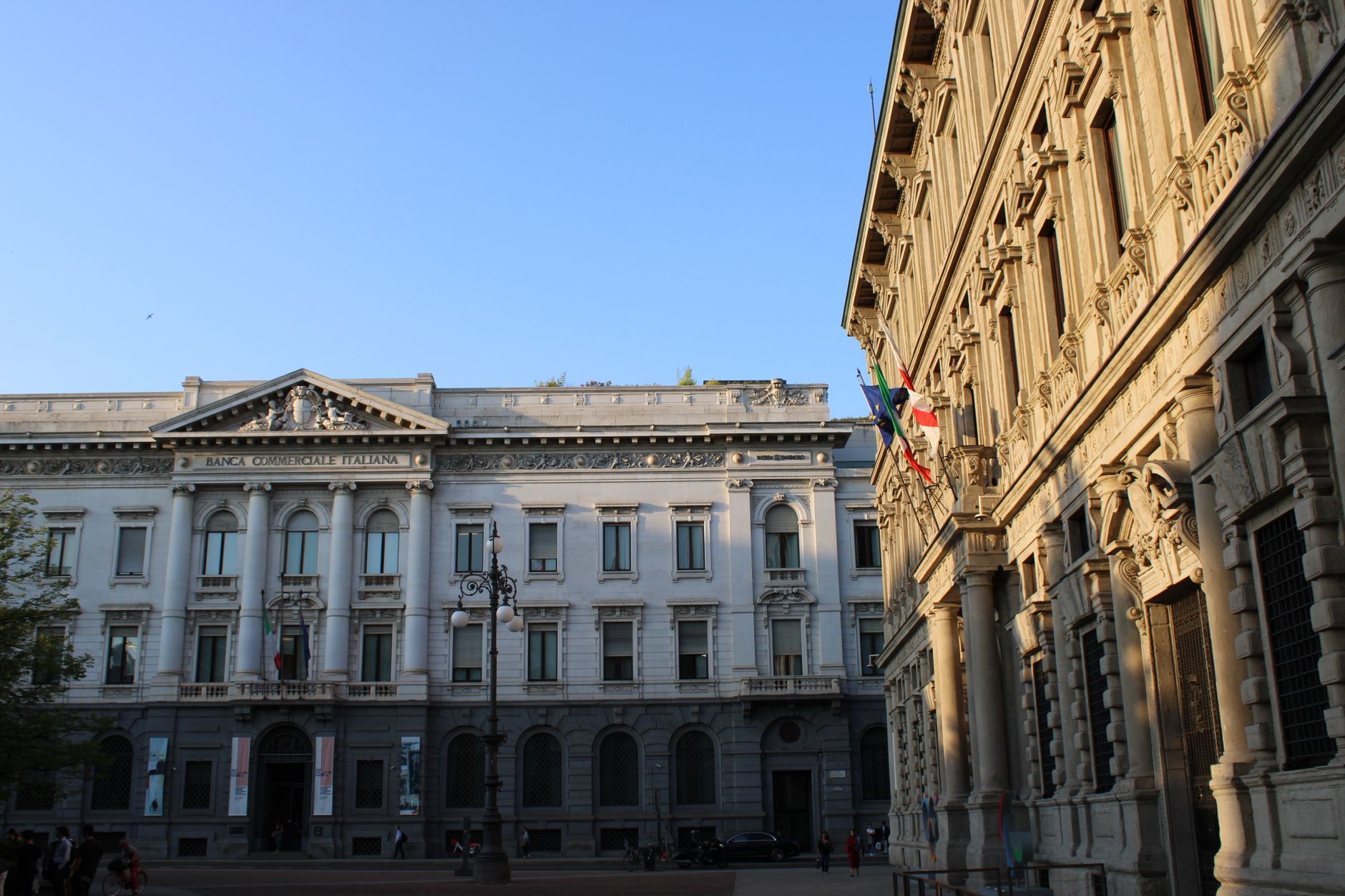Schermo di borsa con FTSEMib in calo sotto 52.000 punti