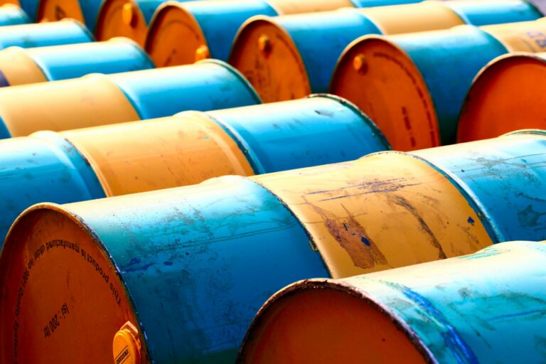 barile di petrolio con grafico in rialzo