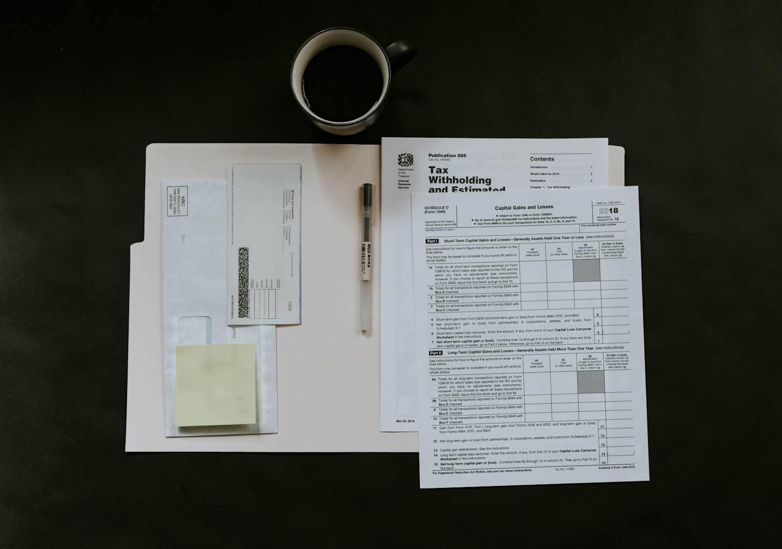 Documenti di prestito bancario su un tavolo, crescita del credito in Italia