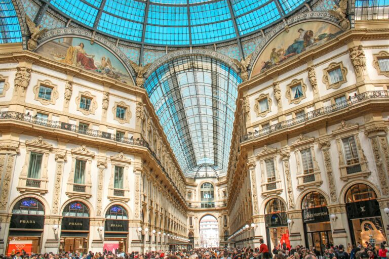 Monitor di Borsa con grafico e numeri verdi, Piazza Affari