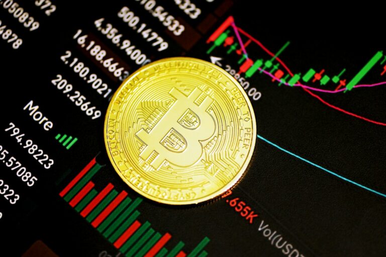 Grafico del prezzo di Bitcoin in rialzo verso 65.500 dollari, finanza digitale e tokenizzazione