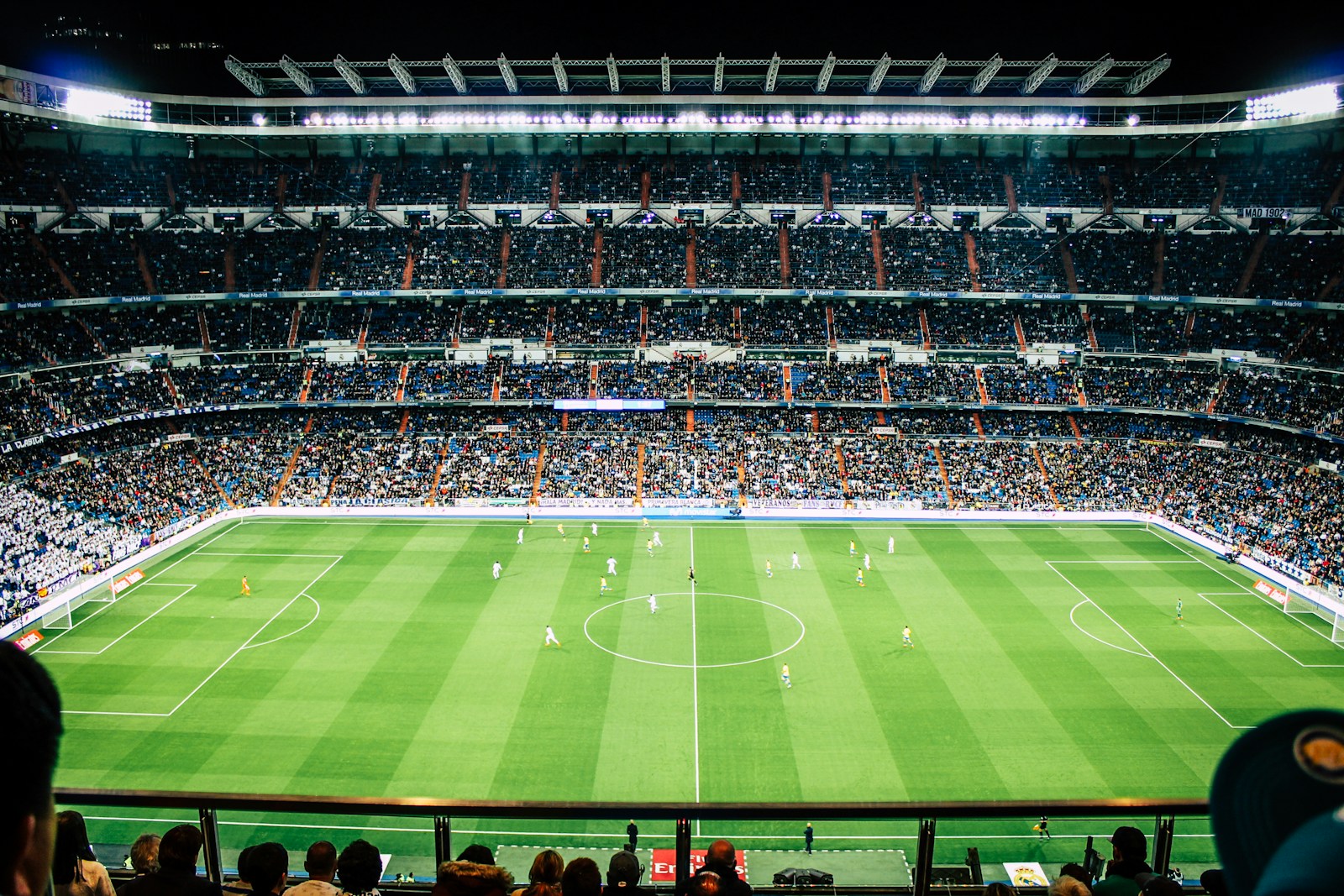 stadio di calcio durante un mondiale con tecnologia AI