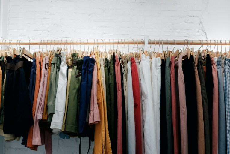 capi di abbigliamento invenduti in magazzino distruzione moda