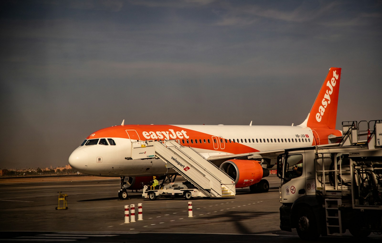 Aereo EasyJet in fase di atterraggio su pista aeroportuale