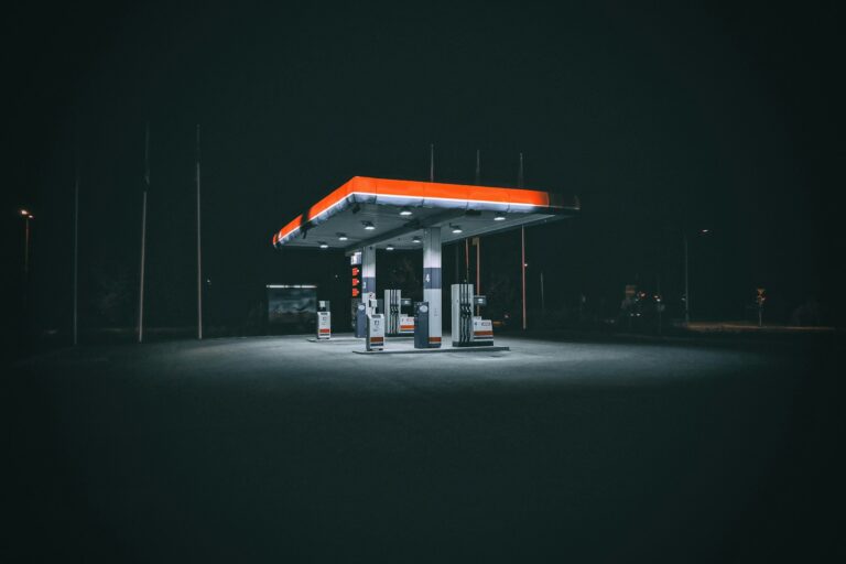 Pompa di benzina con display del prezzo, concetto di stangata carburanti estate