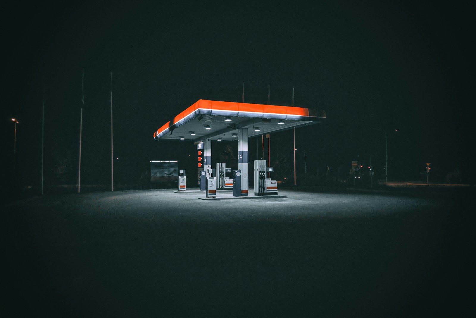 Pompa di benzina con display del prezzo, concetto di stangata carburanti estate