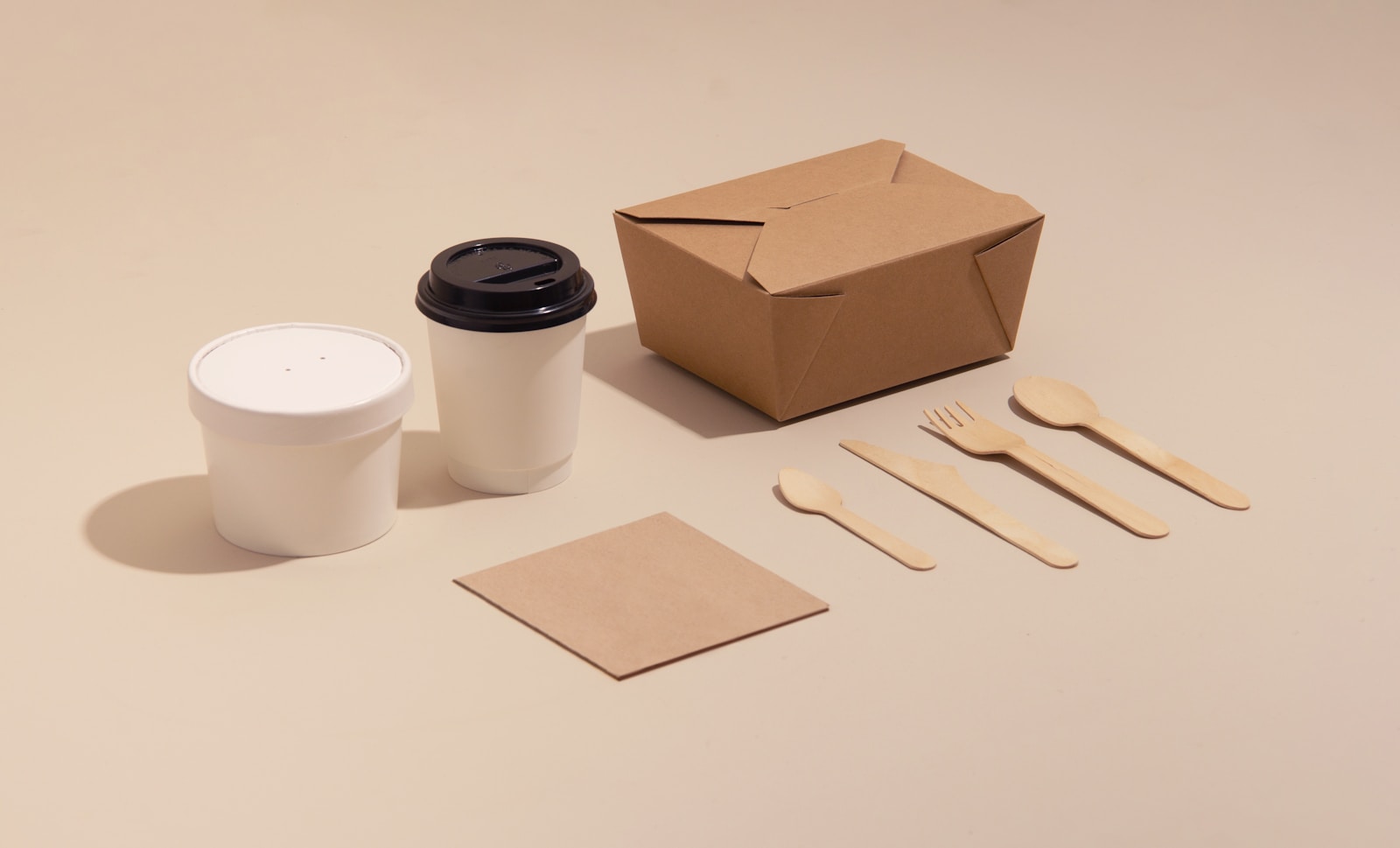 Contenitore per doggy bag su tavolo di ristorante