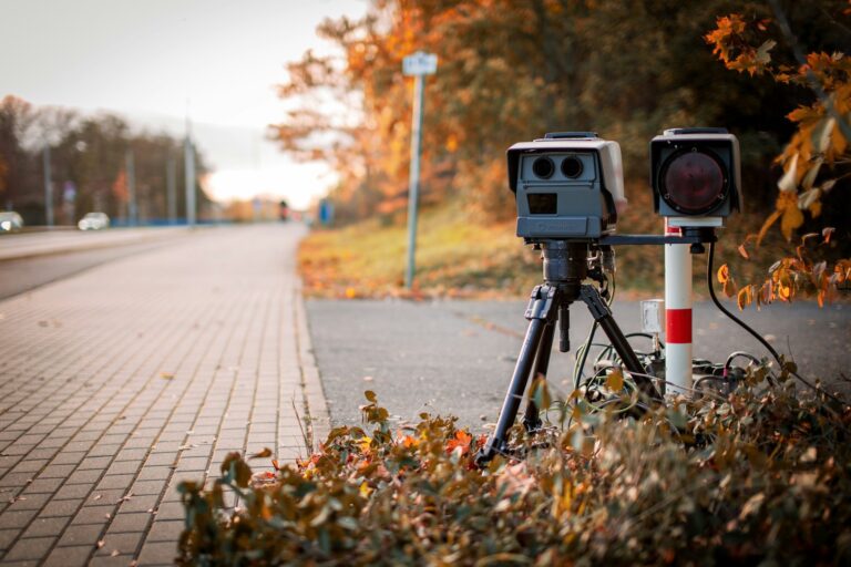 Autovelox su strada con segnaletica