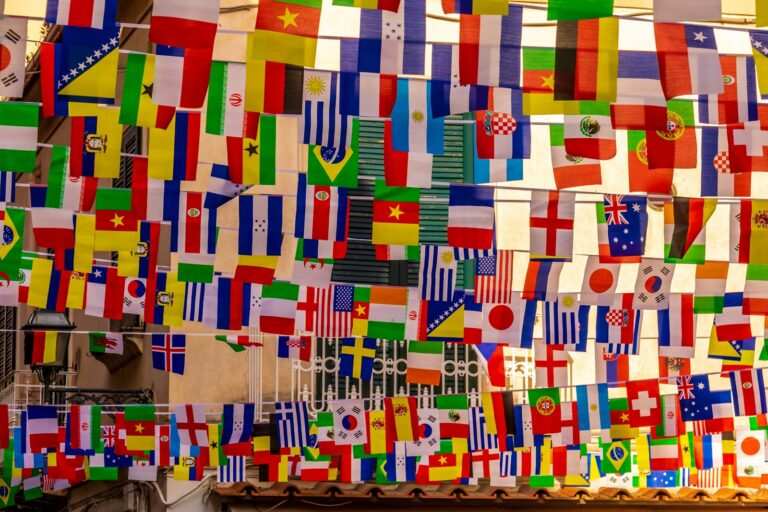 Bandiere Unione Europea e Mercosur accordo commerciale