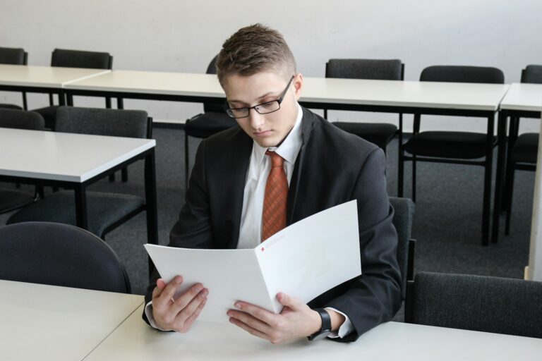 giovane che legge una busta paga